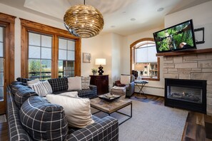 TV, fireplace