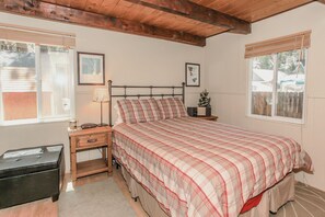 1 bedroom, free WiFi, bed sheets - Cottage in the Pines - Close to Ski Slopes, Fireplace, Deck, Barbecue (Big Bear Lake)