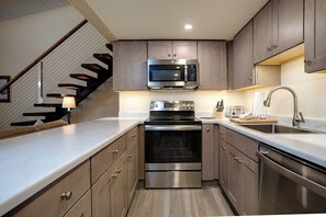 Fridge, oven, stovetop, coffee/tea maker