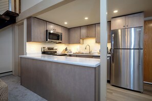 Frigorifero, forno, piano cottura, macchina per tè/caffè