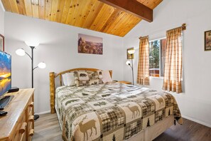 1 bedroom, free WiFi, bed sheets - Romantic Getaway - Walk to Dining & Hiking, Hot Tub, Barbecue (Big Bear City)