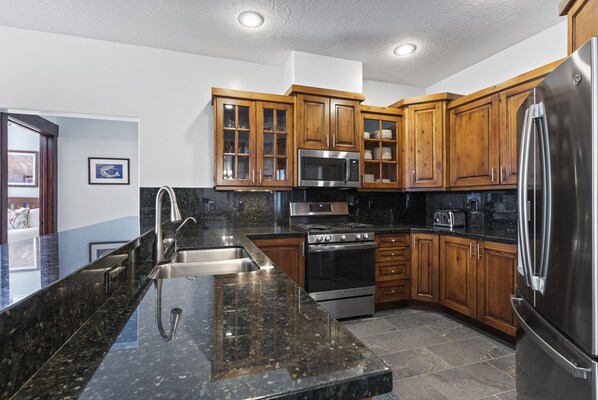 Fridge, microwave, stovetop, dishwasher