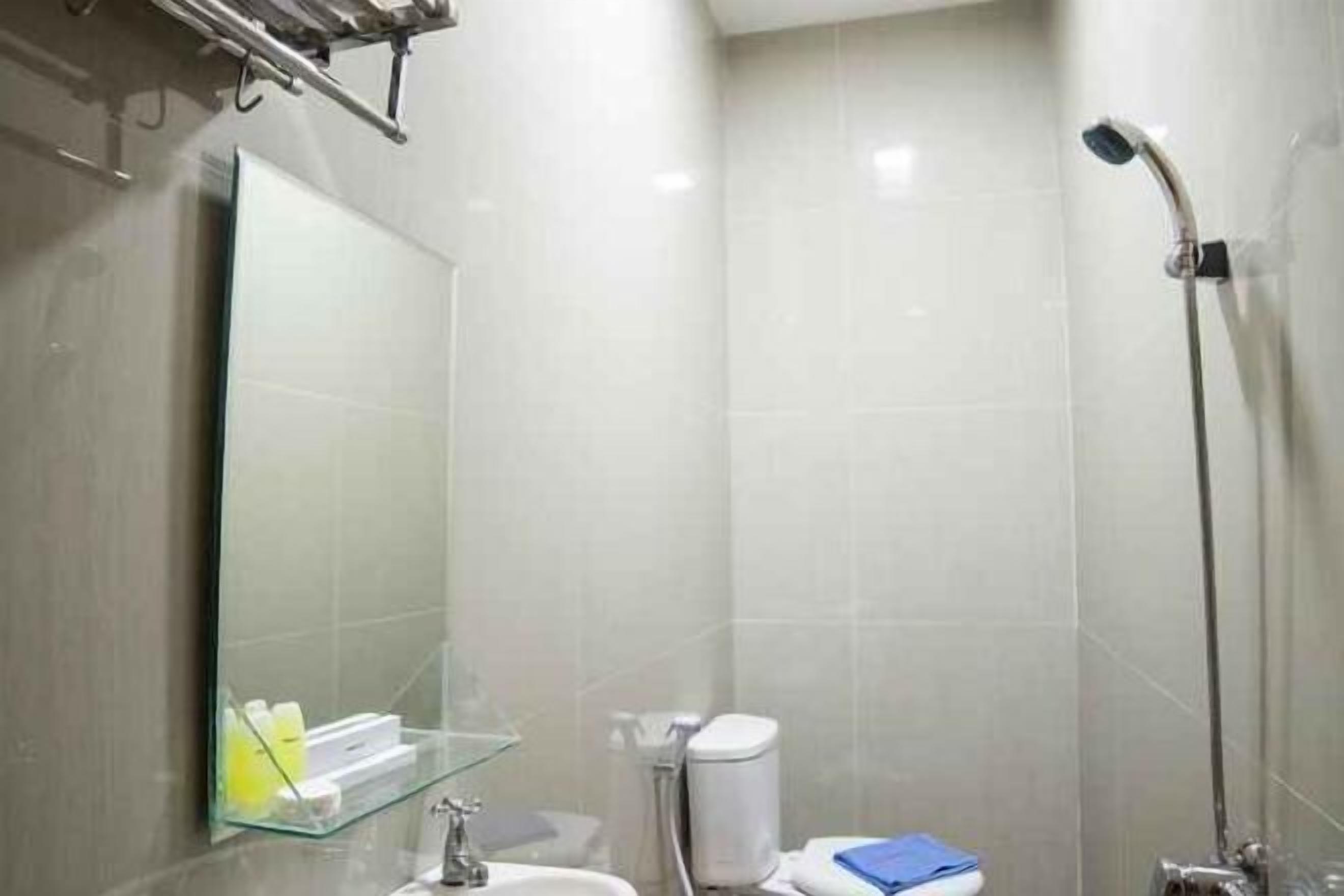 Bathroom | Shower, free toiletries, towels