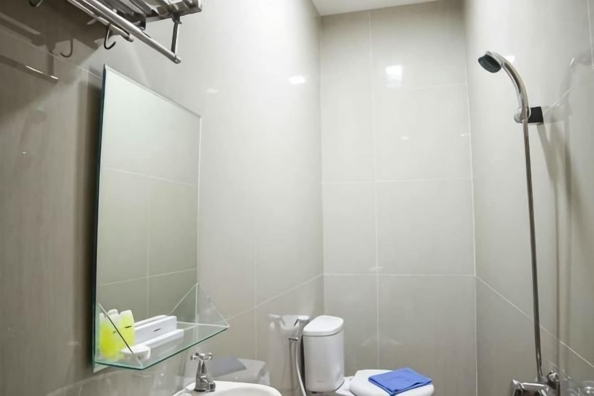Bathroom | Shower, free toiletries, towels
