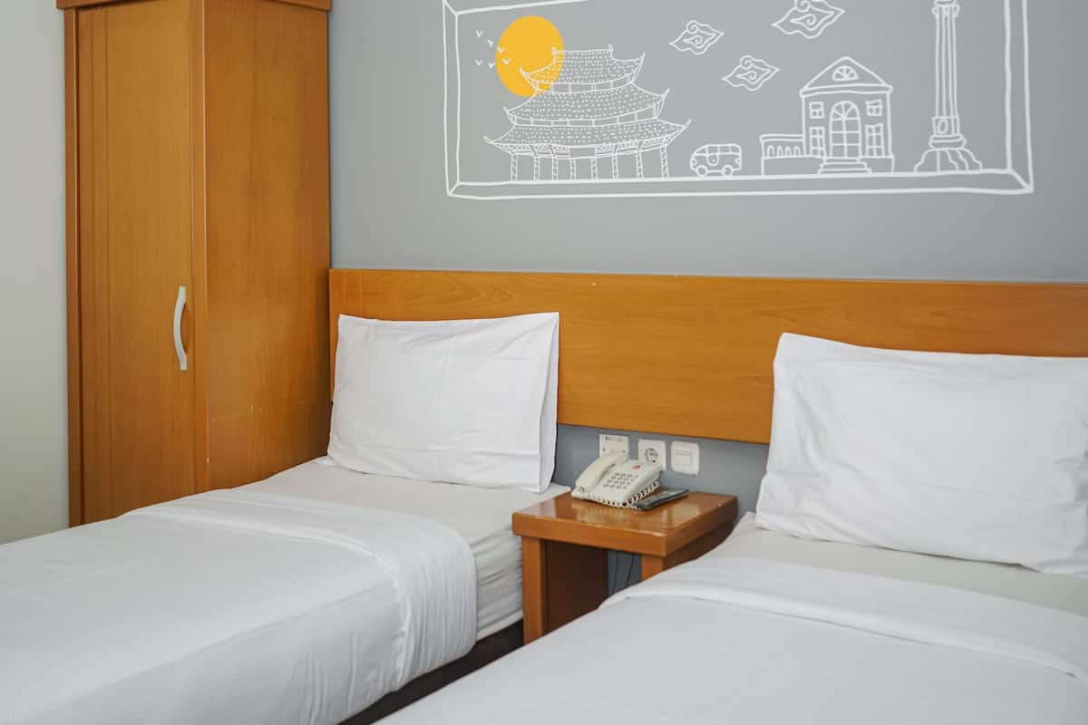 Een bureau, gratis wifi, beddengoed