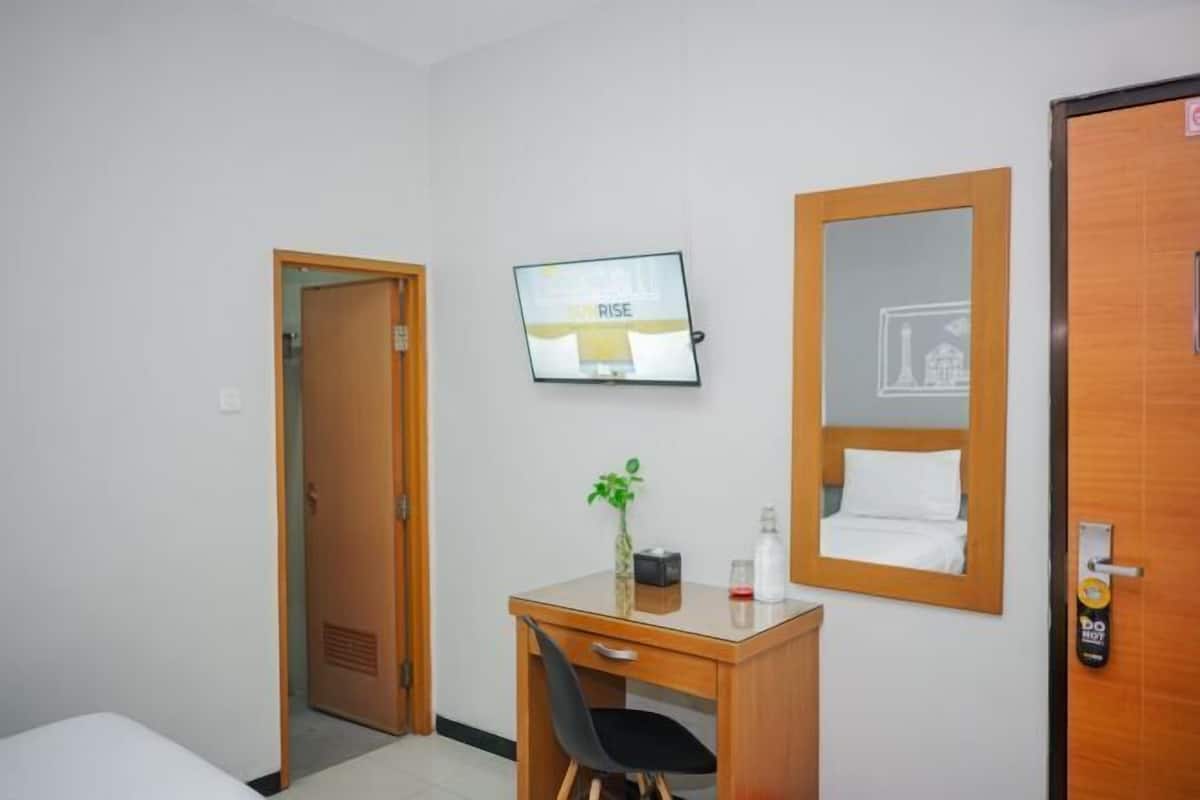 Een bureau, gratis wifi, beddengoed