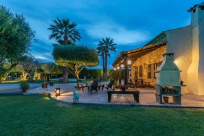 Outdoor dining - BEAUTIFUL RUSTIC VILLA IN ALCUDIA 1 KM FROM THE BEACH, FREE WIFI, PRIVATE POOL. (ALCÚDIA)