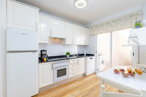 Kühlschrank, Mikrowelle, Ofen, Herdplatte