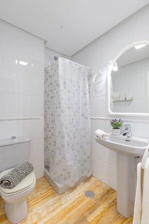 Badekar, hårtørrer, håndklæder