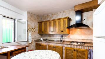 Frigorifero, microonde, macchina per tè/caffè, tostapane