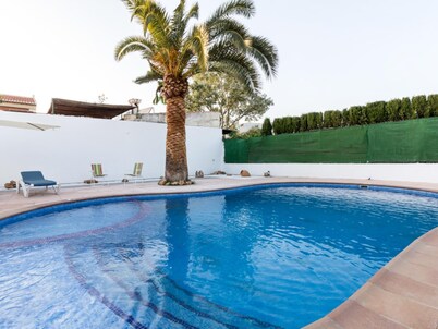 Cottage with pool, garden with views and wifi