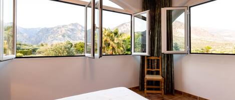 3 bedrooms, iron/ironing board, internet, bed sheets