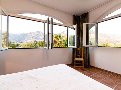 Cottage with pool, garden with views and wifi