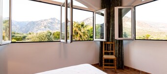 Cottage with pool, garden with views and wifi