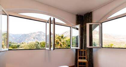 Cottage with pool, garden with views and wifi