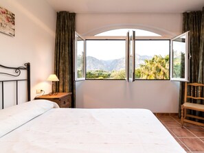 3 bedrooms, iron/ironing board, Internet, bed sheets