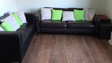 Smart TV, lettore DVD, libri, videoteca