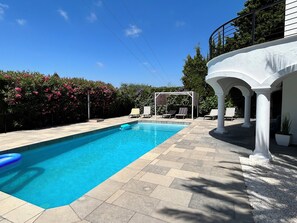 Una piscina al aire libre