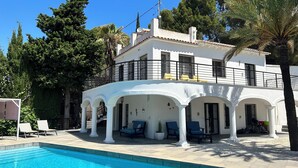 A two-story house with a swimming pool, white exterior, and multiple balconies. - Magnificent villa with private pool for 6 people in Moraira - Bénissa (Moraira)