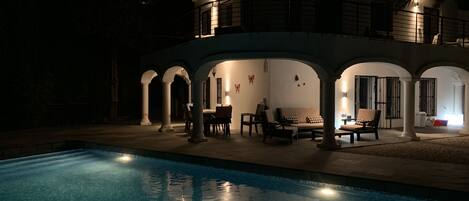 حمّام سباحة خارجي