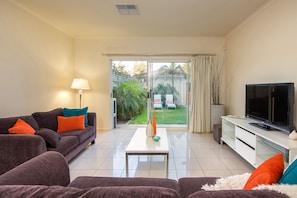 Villa de lujo, 5 habitaciones, vista a la playa (3 Bathrooms) | Área de sala de estar | Televisión de pantalla plana