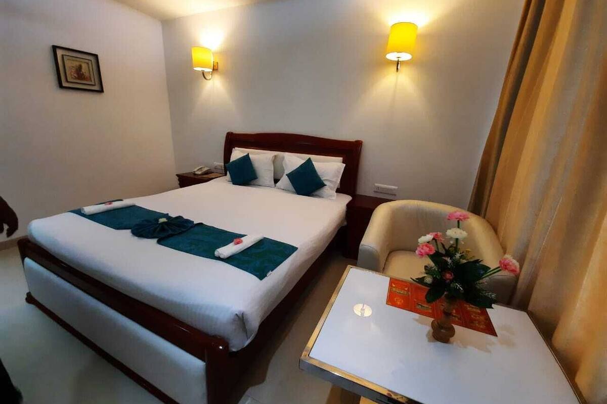 Premium Room | 1 bedroom, premium bedding, in-room safe, desk