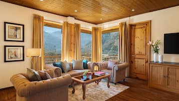Baragarh Suite | Living area | Flat-screen TV