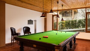 A pool table with balls, two chairs, and a wooden ceiling. - Baragarh Resort & Spa, Manali- IHCL SeleQtions (Kullu)