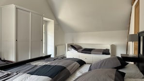 3 habitaciones, tabla de planchar con plancha y cuna de viaje 