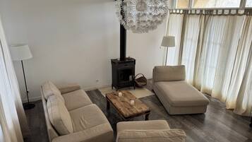 Smart TV, caminetto, lettore DVD, tavolo da calcetto