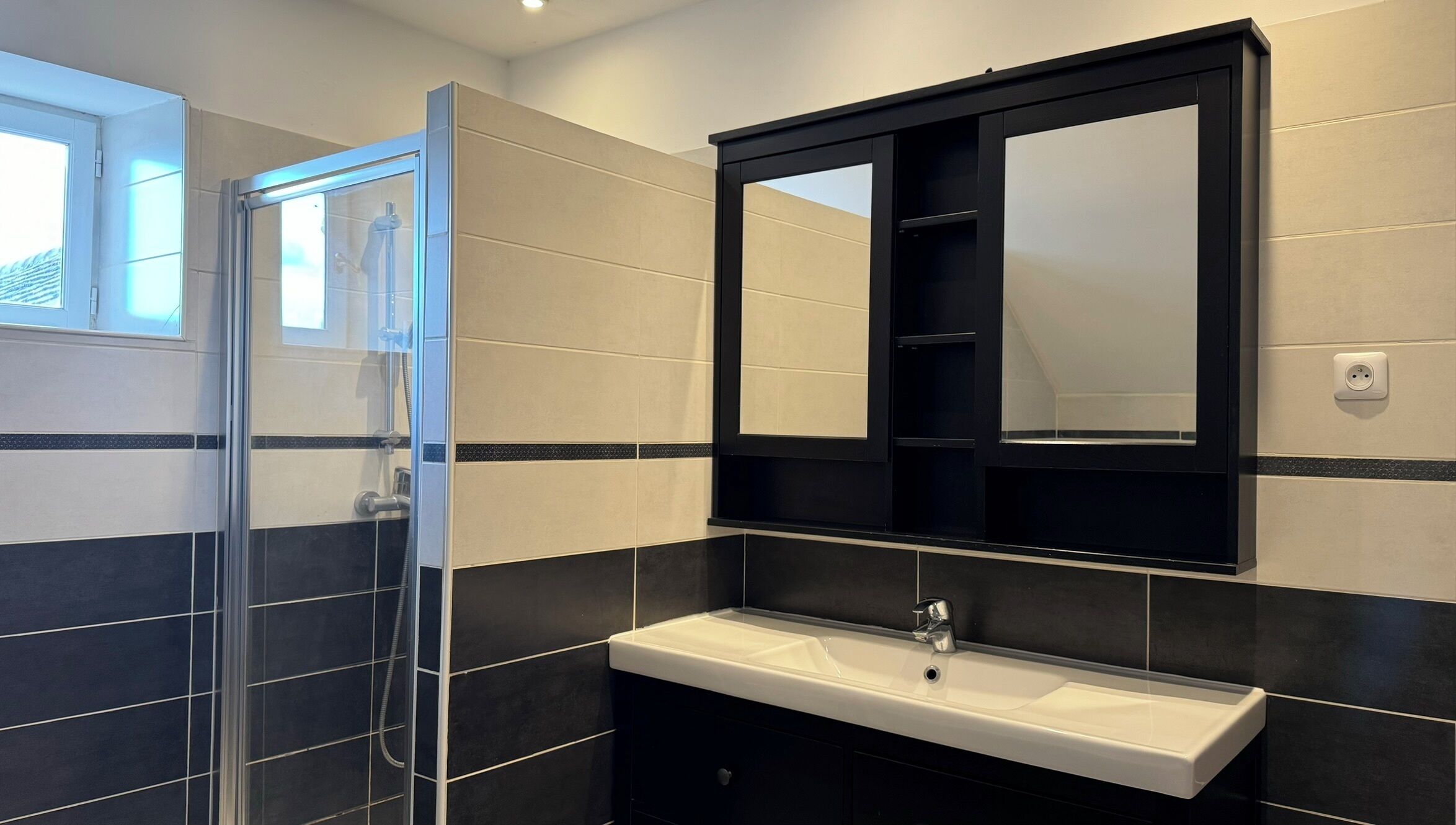 Combined shower/bathtub, hair dryer, towels