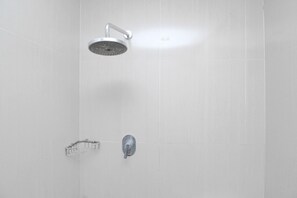 Shower, free toiletries, towels