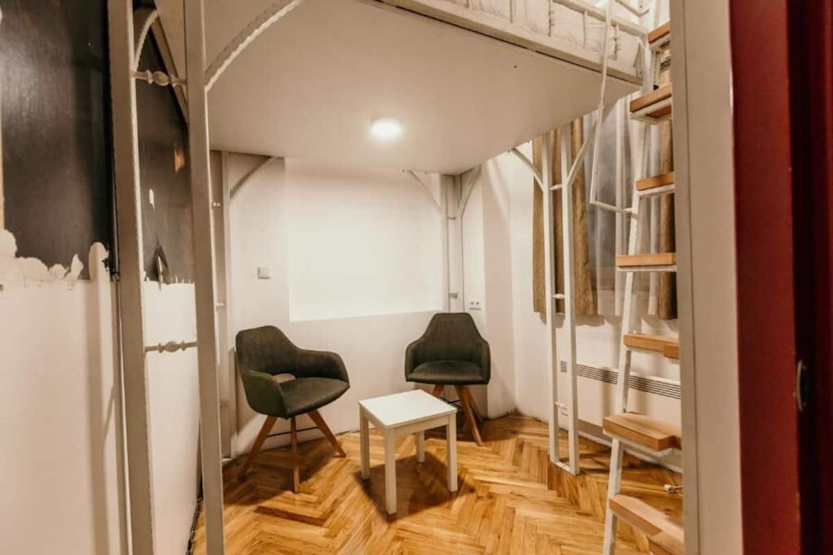 Design Double Room (Red Baron) | In-room safe, desk, soundproofing, iron/ironing board