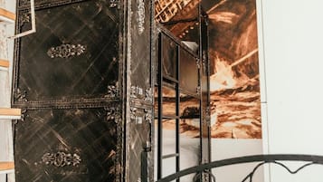 4 bed dormitory, ensuite bathroom (Lusitania) | Két bảo mật tại phòng, bàn, phòng cách âm, bàn ủi/dụng cụ ủi quần áo