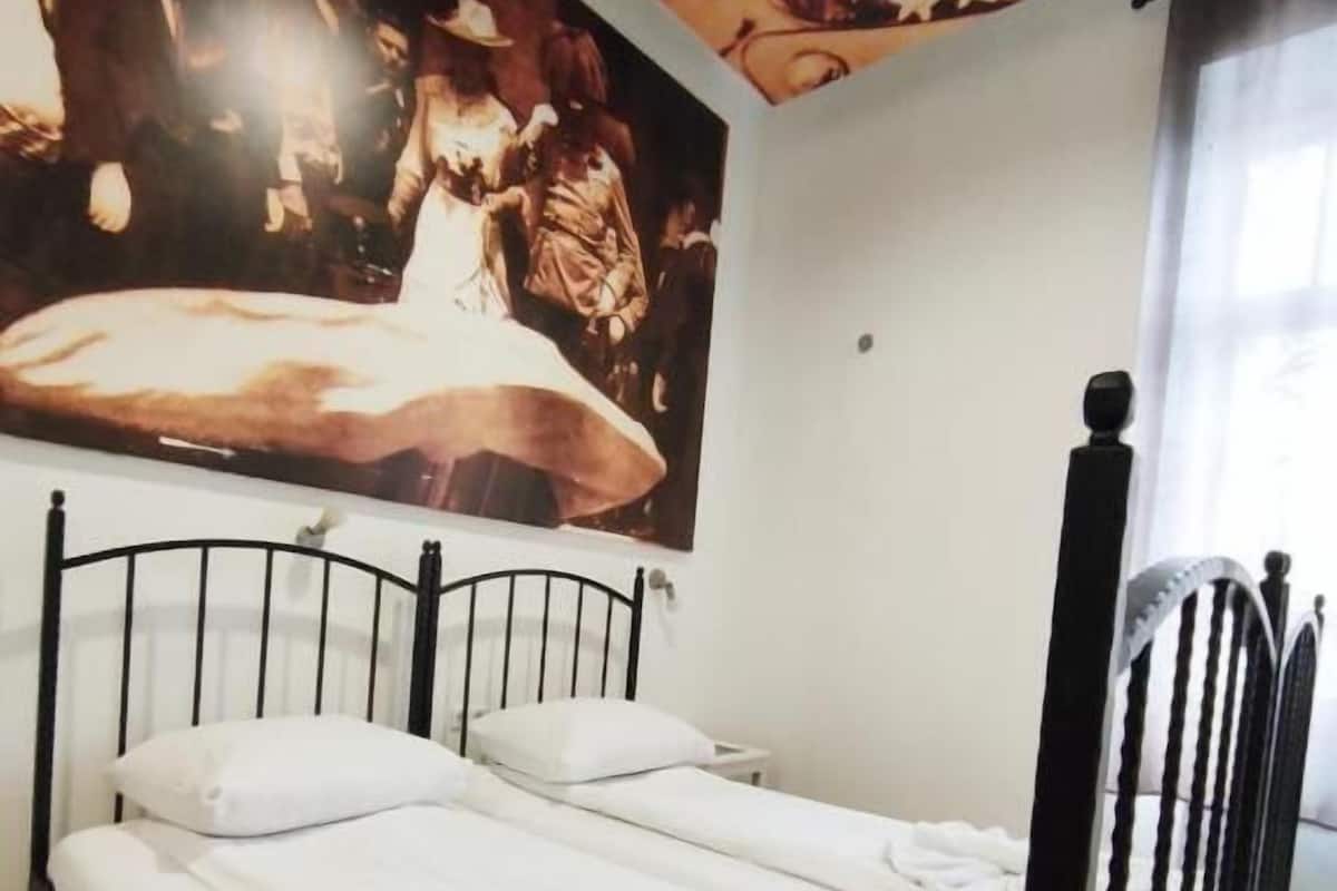 Twin bedroom, shared bathroom (Franz Ferdinand) | In-room safe, desk, soundproofing, iron/ironing board