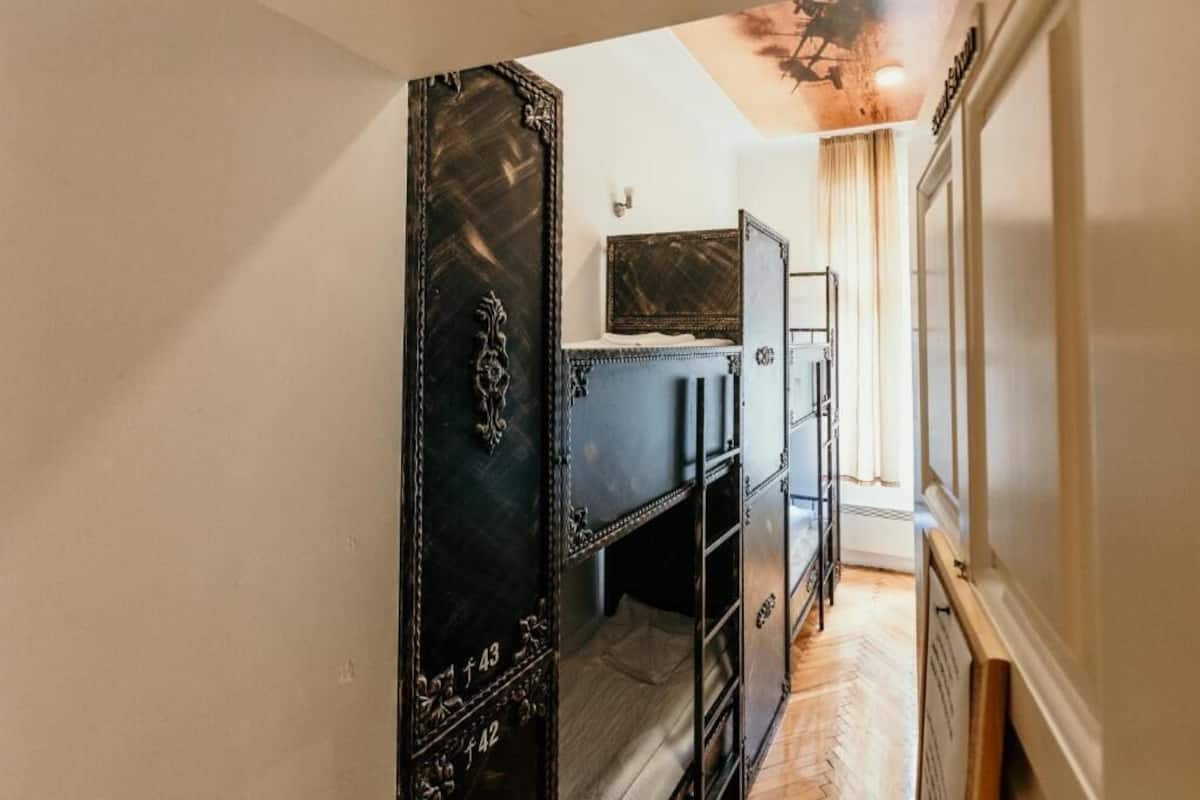 Bed in a 4-bed dormitory (Szent Istvan) | In-room safe, desk, soundproofing, iron/ironing board