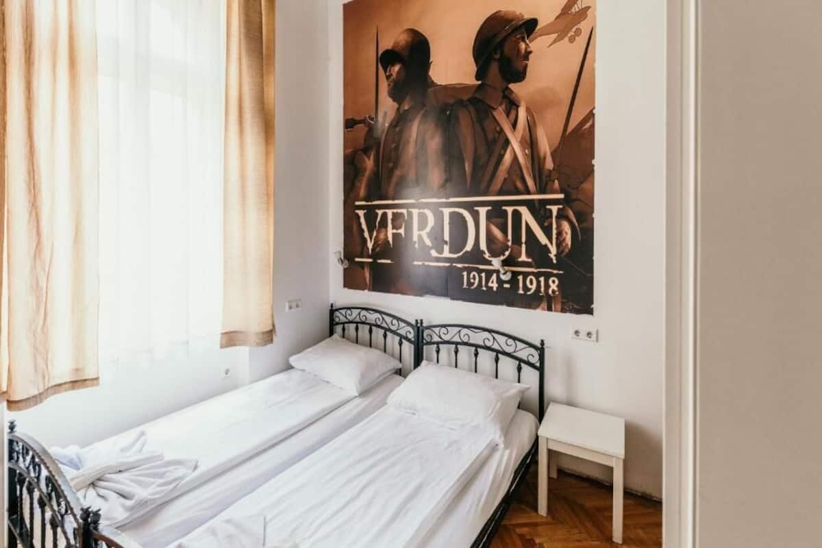 Design Twin Room (Verdun Battle) | In-room safe, desk, soundproofing, iron/ironing board