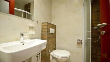4 bed dormitory, ensuite bathroom (Lusitania) | Bathroom