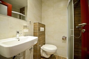 4 bed dormitory, ensuite bathroom (Lusitania) | Bagno | Doccia, set di cortesia gratuito, asciugamani