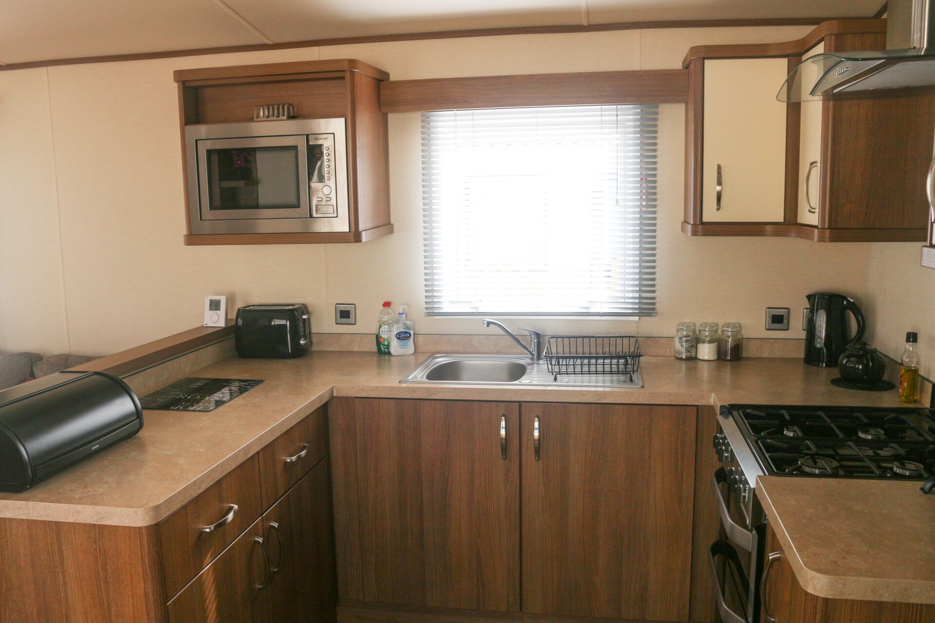 Frigorífico, microondas, horno y placa de cocina