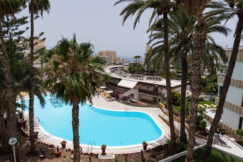 Charming apartment with swimming pool and sea view