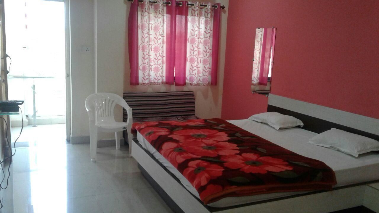 Premium bedding, desk, rollaway beds, free WiFi