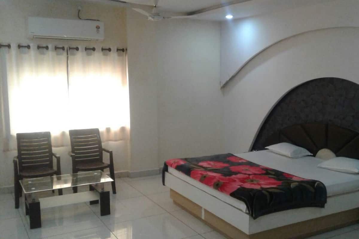 Habitación Deluxe con 2 camas individuales, 1 cama matrimonial, baño privado | Ropa de cama de alta calidad, escritorio, camas extra y wifi gratis