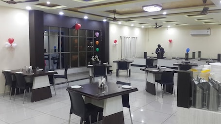Restaurant. Hotel Rajvansh