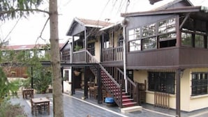 Un immeuble de deux étages doté d’un balcon et d’un escalier menant à l’étage supérieur.