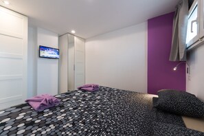 1 habitación, tabla de planchar con plancha y cuna de viaje 