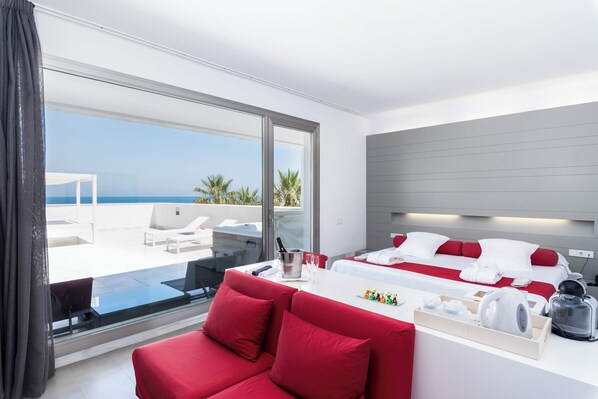 Suite superior, vistas al mar | Ropa de cama de alta calidad, edredones de plumas, minibar y caja fuerte