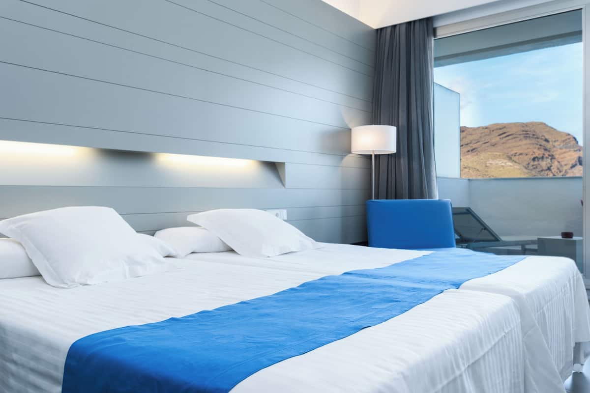 1 bedroom, premium bedding, down duvets, minibar
