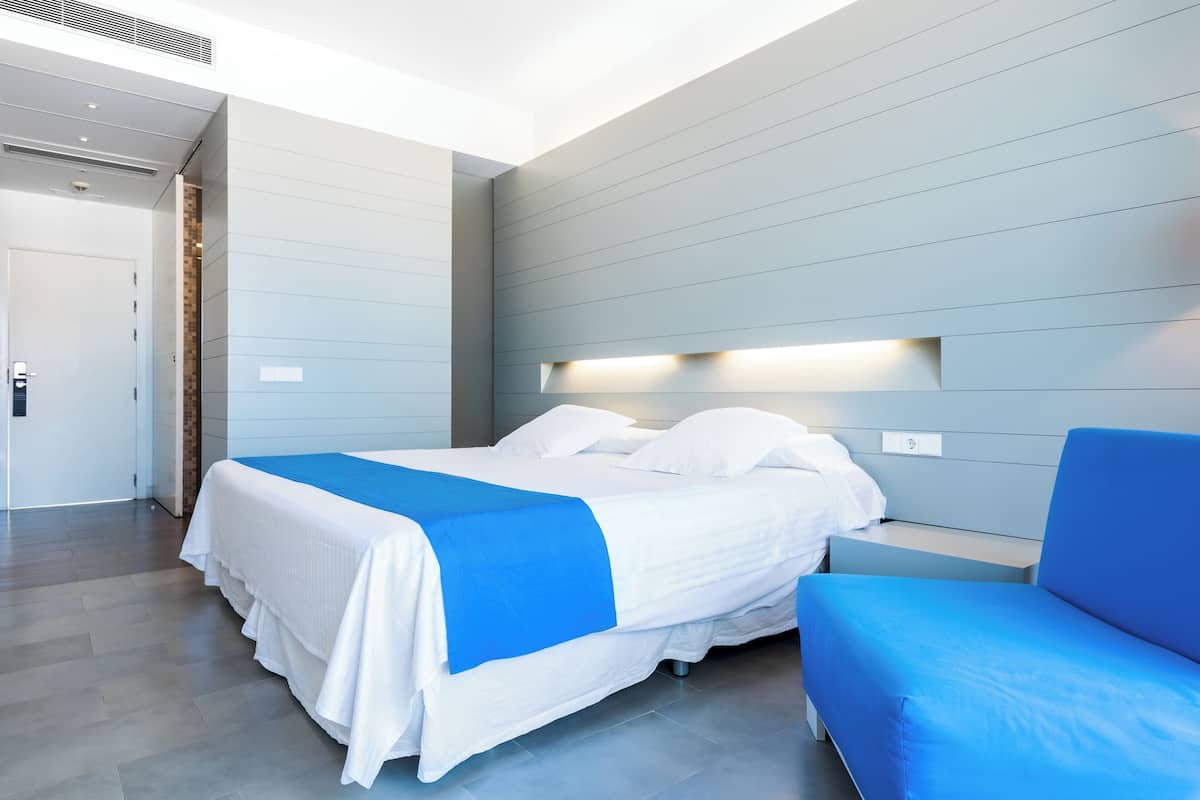 1 bedroom, premium bedding, down duvets, minibar