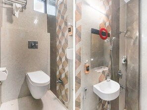 Chambre Double Deluxe, terrasse, vue ville | Salle de bain | Douche, articles de toilette gratuits, serviettes fournies